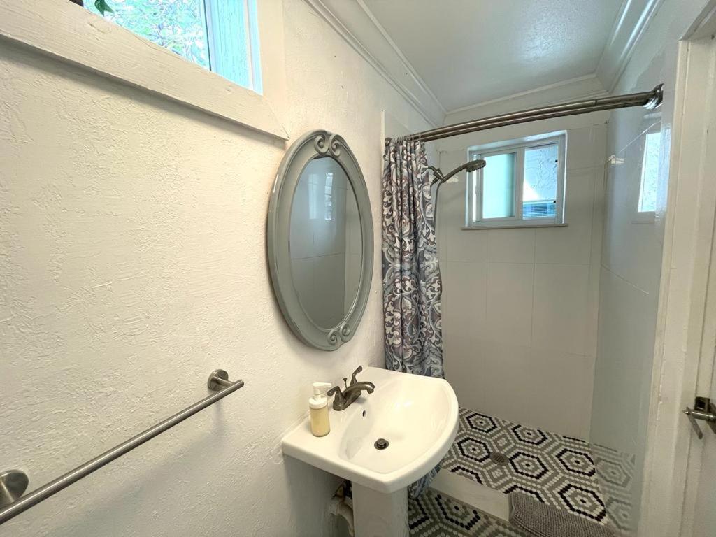 Private Studio With Free Parking Miami Bagian luar foto